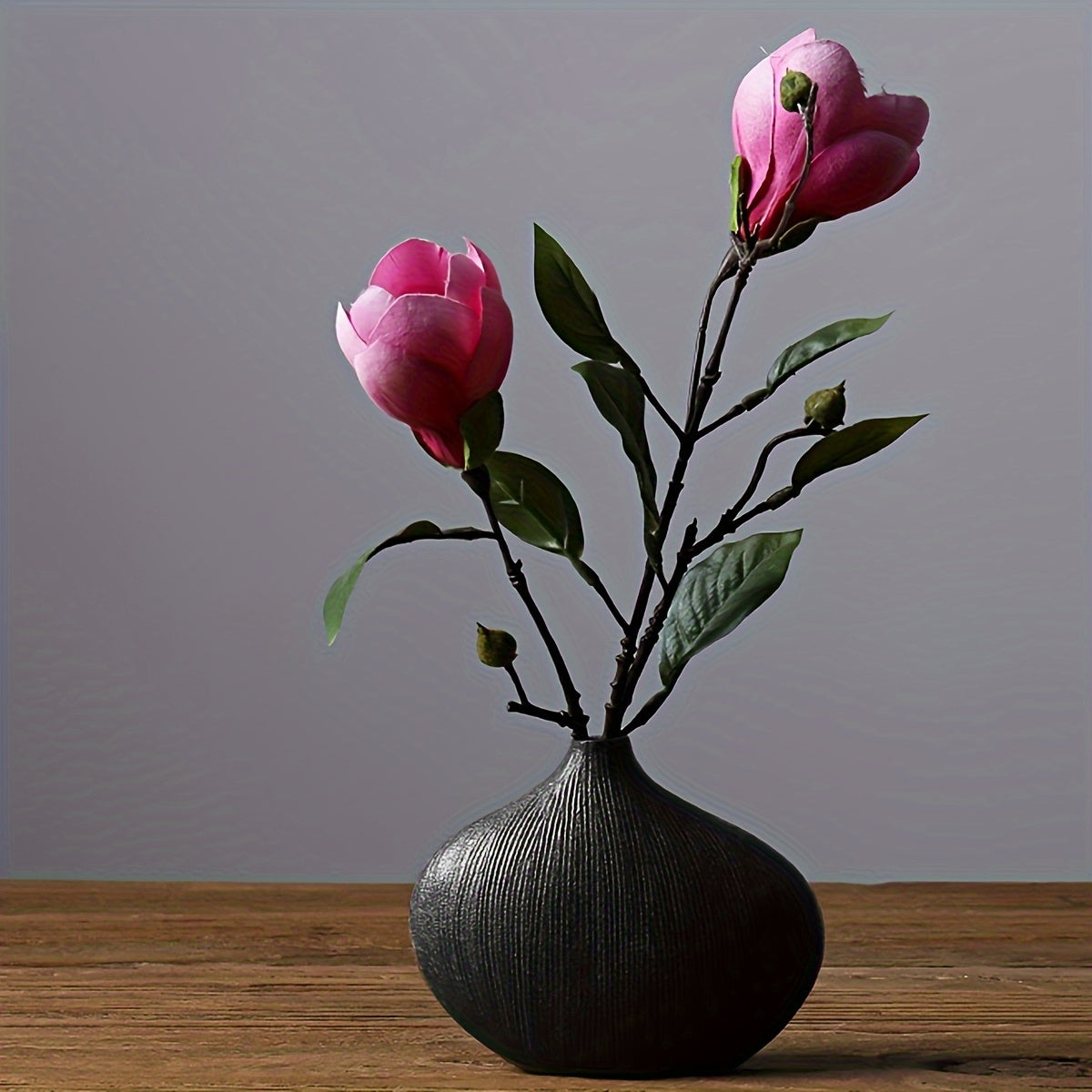 Uma Vaso de Resina Dourado às Riscas Deslumbrante, um Vaso de Flores Cilíndrico Moderno e Luxuoso, Perfeito para Decoração de Casa e Arranjos de Mesa, Não Requer Eletricidade ou Pilhas.