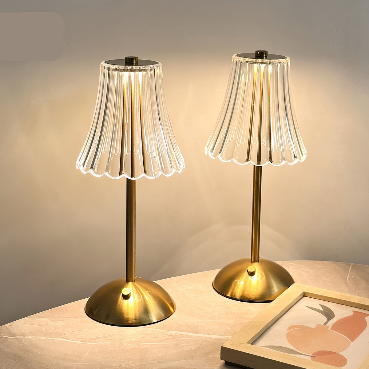 Uma Nova Candeeiro de Mesa USB Recarregável com Sensor Tátil da China, Projetado para Quartos, Apresentando Iluminação Ambiente. Esta Luz Noturna LED Criativa Vem num Conjunto de Dois, Perfeito para Uso Interior