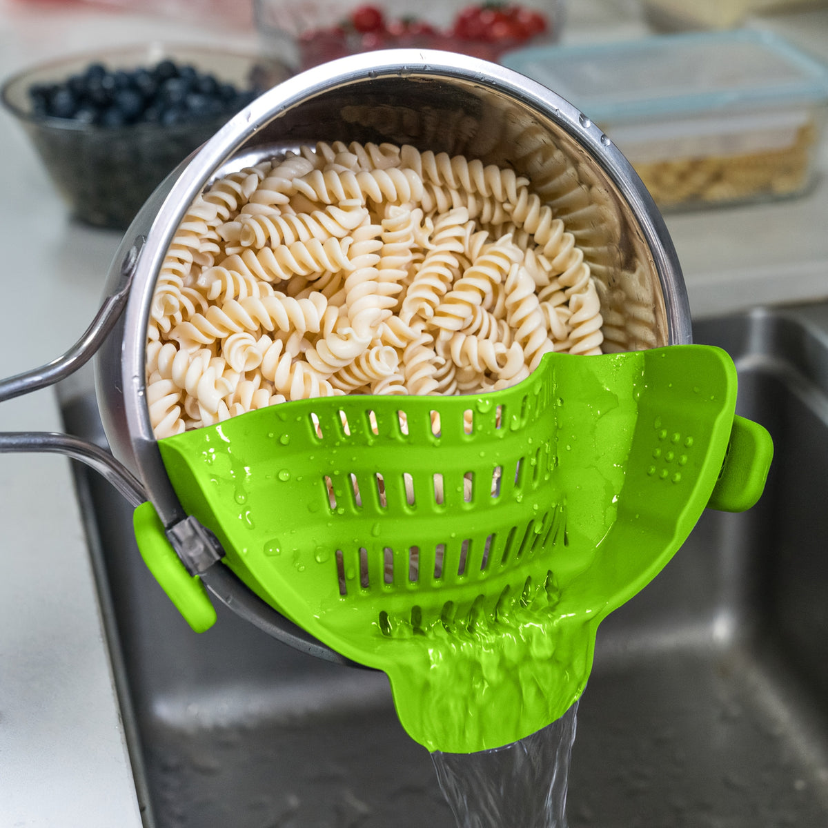 1peça ABERZEY Clip-On Strainer para Panelas e Tabuleiros - Peneira de Cozinha de Plástico Durável para Massas, Carne, Vegetais, Frutas - Drenagem Fácil e Design Compacto, Peneira para Massas, Preparação de Vegetais, Utensílios de Cozinha Modernos, Drenagem Eficiente
