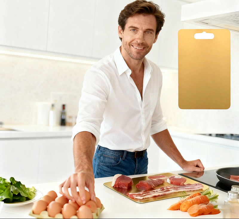 Uma única tábua de corte premium em aço inoxidável, um essencial na cozinha. Esta tábua de metal resistente para picar legumes e frutas é fácil de limpar e construída para durar. Perfeita para campismo e caminhadas, é a opção preferida para os amantes da cozinha.
