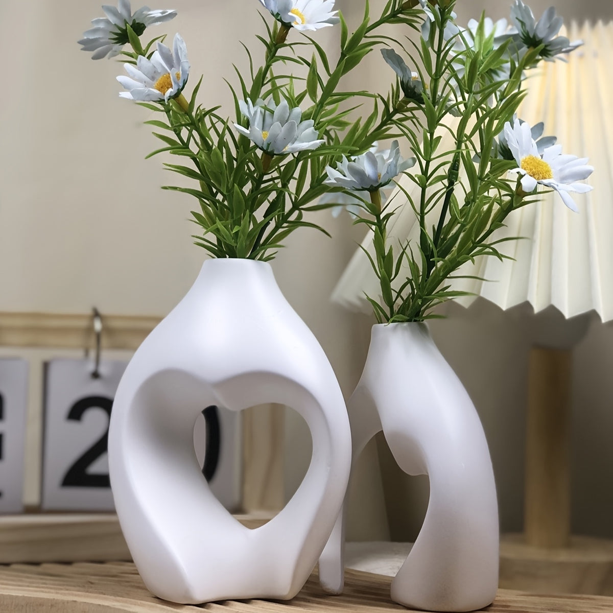 Conjunto de 2 Vasos Decorativos de Arte Geométrica - Uma Escolha Ideal para Arranjos Florais em Dourado, Preto e Branco.