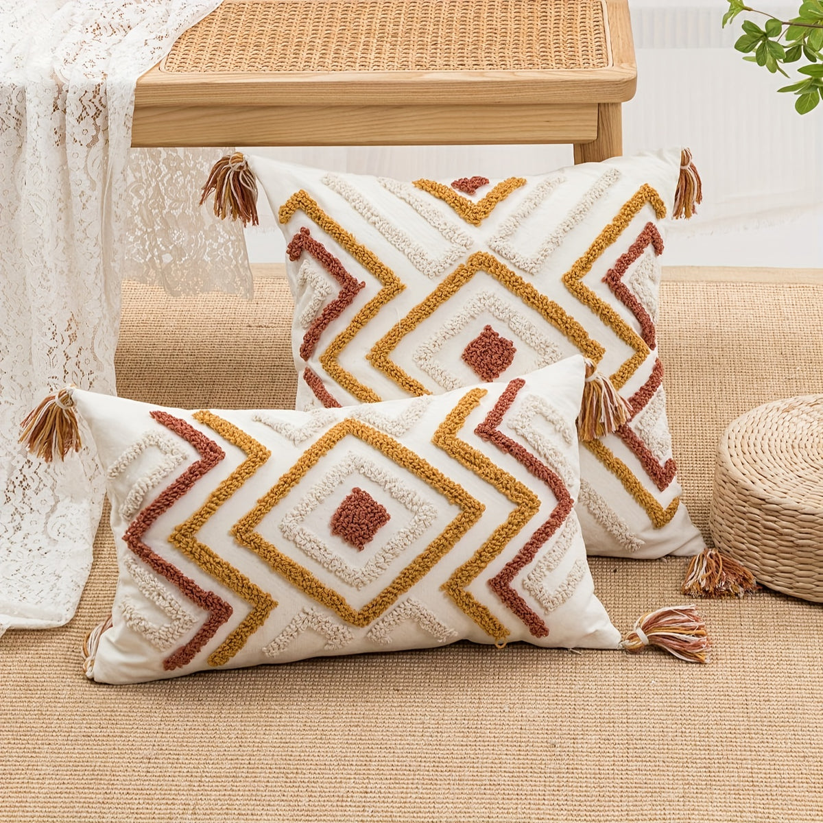 Capa de Almofada Geométrica Quadrada com Estilo Boémio, Apresentando Bordados Aveludados, Adequada para Almofadas de Sala de Estar ou Quarto.