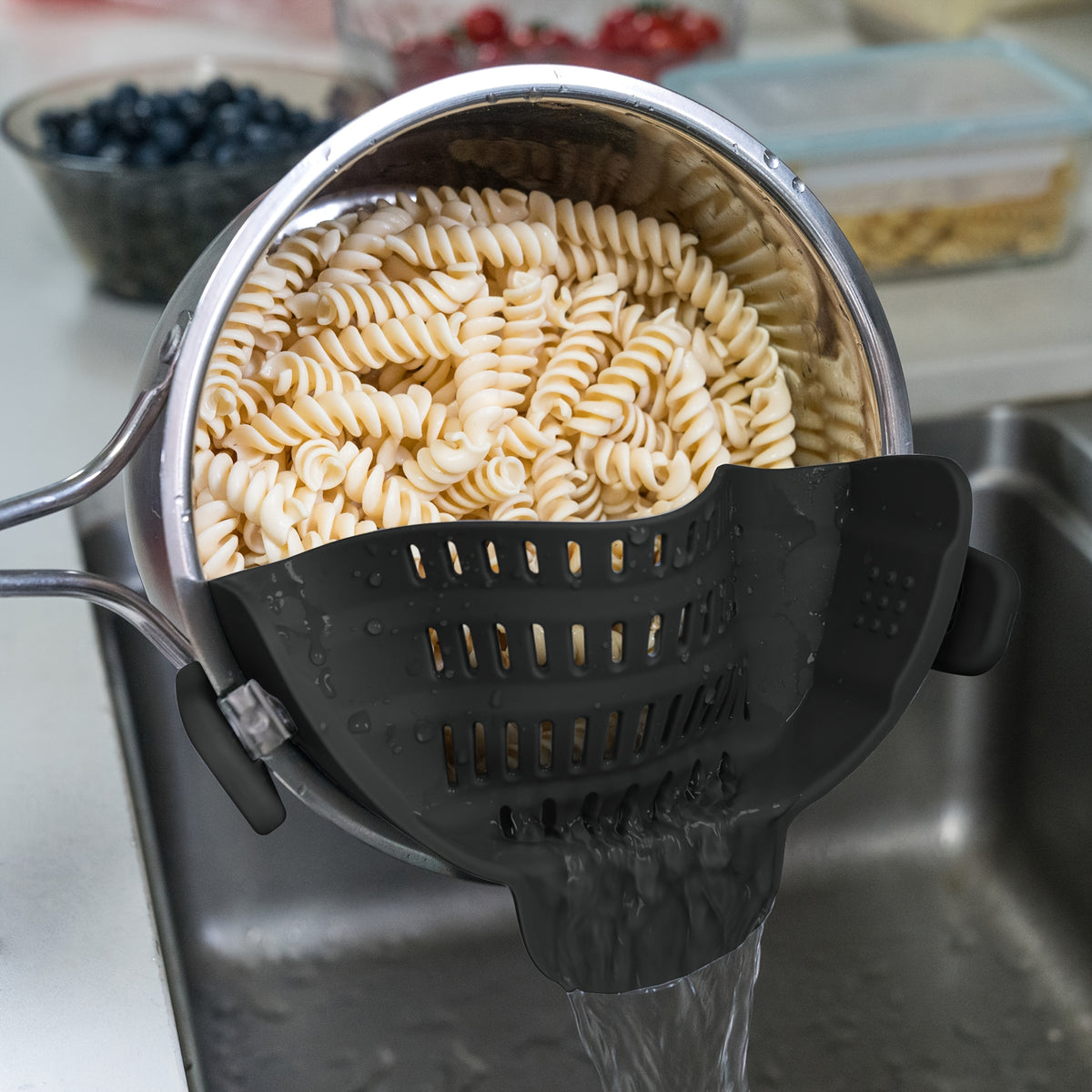 1peça ABERZEY Clip-On Strainer para Panelas e Tabuleiros - Peneira de Cozinha de Plástico Durável para Massas, Carne, Vegetais, Frutas - Drenagem Fácil e Design Compacto, Peneira para Massas, Preparação de Vegetais, Utensílios de Cozinha Modernos, Drenagem Eficiente