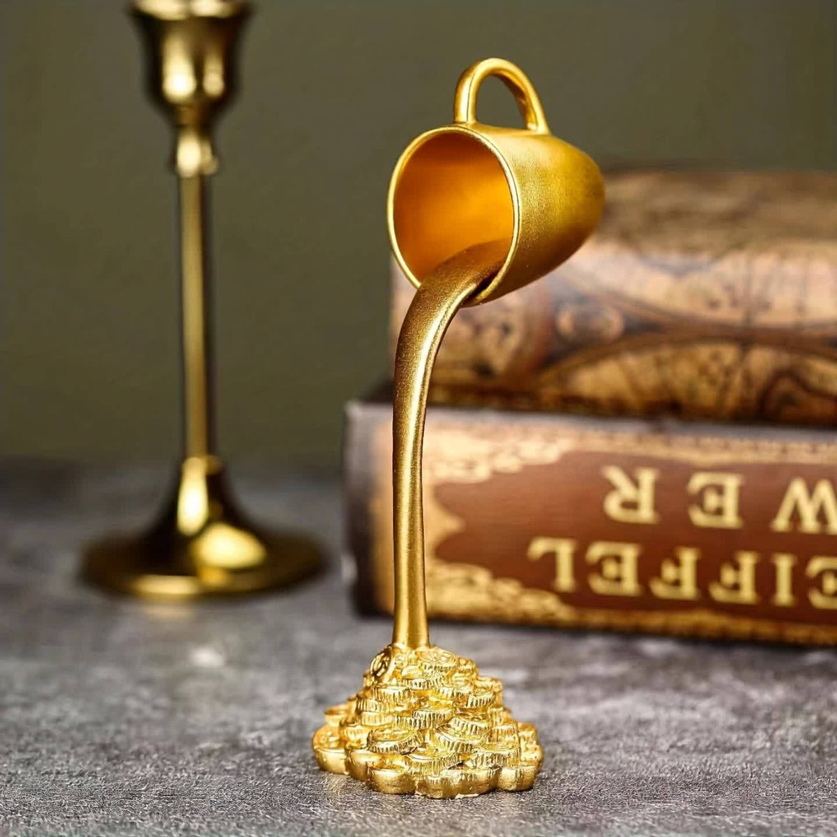 Figura Decorativa de Xícara de Café com Moeda Dourada - Enfeite Temático de Amor em Resina, Ideal para Diversos Tipos de Ambientes, Uso Apenas Interno, Acessórios para Cafeteria, Perfeito para Natal, Decorações de Halloween, Decoração de Outono, Figuras Colecionáveis