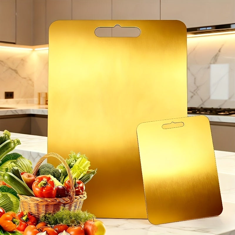 Uma única tábua de corte premium em aço inoxidável, um essencial na cozinha. Esta tábua de metal resistente para picar legumes e frutas é fácil de limpar e construída para durar. Perfeita para campismo e caminhadas, é a opção preferida para os amantes da cozinha.