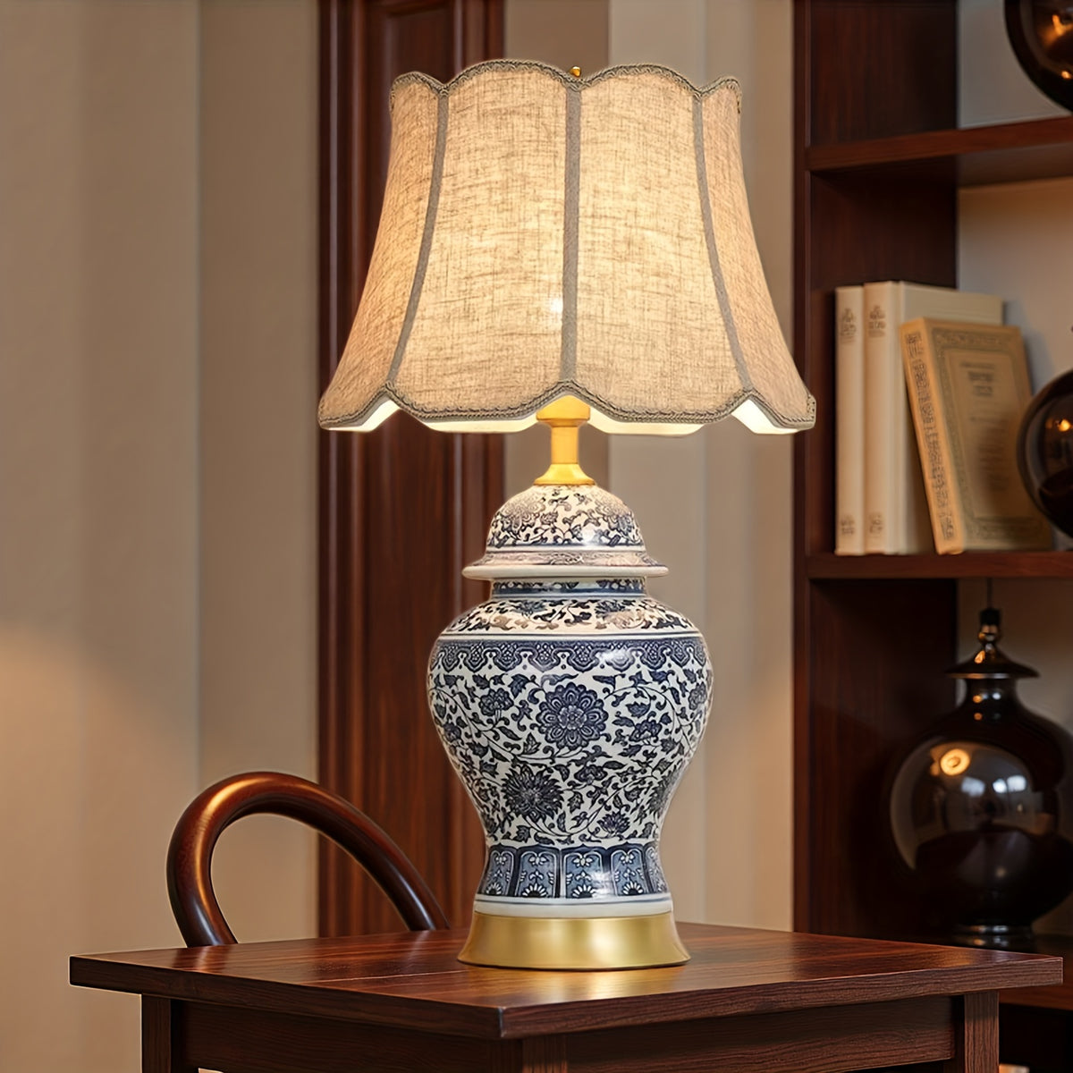 Candeeiro de Mesa Moderno Chinês em Porcelana Azul e Branca - Candeeiro de Cabeceira em Cerâmica Jingdezhen com Cabo Alimentado por USB, Design Elegante Branco e Azul para Sala de Estar, Sofá, Mesa de Cabeceira - Abajur Durável em Tecido e Controlo do Interruptor, Candeeiro de Mesa Para Sala de Estar
