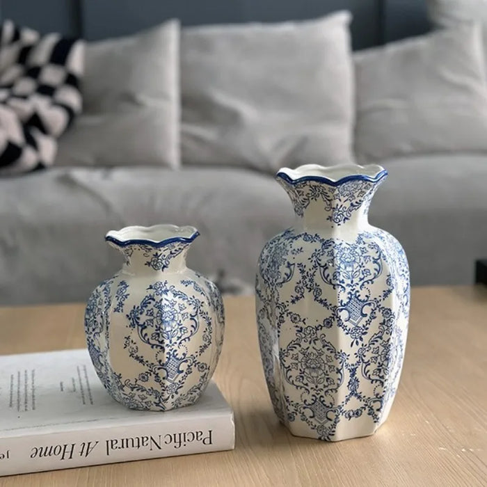 Vaso de Porcelana Azul e Branco Pintado à Mão