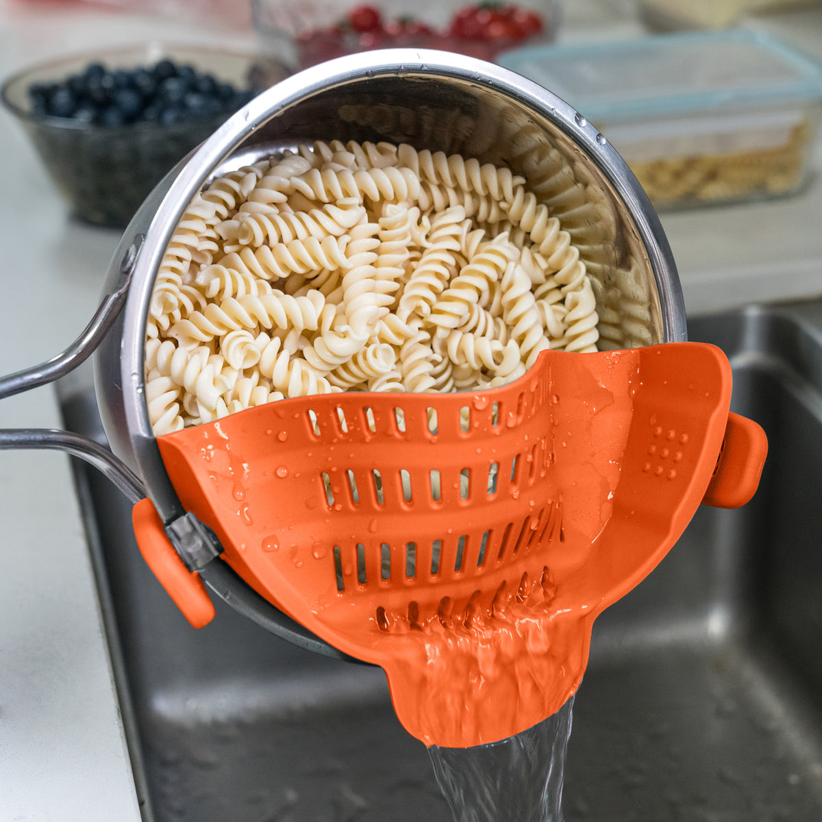 1peça ABERZEY Clip-On Strainer para Panelas e Tabuleiros - Peneira de Cozinha de Plástico Durável para Massas, Carne, Vegetais, Frutas - Drenagem Fácil e Design Compacto, Peneira para Massas, Preparação de Vegetais, Utensílios de Cozinha Modernos, Drenagem Eficiente