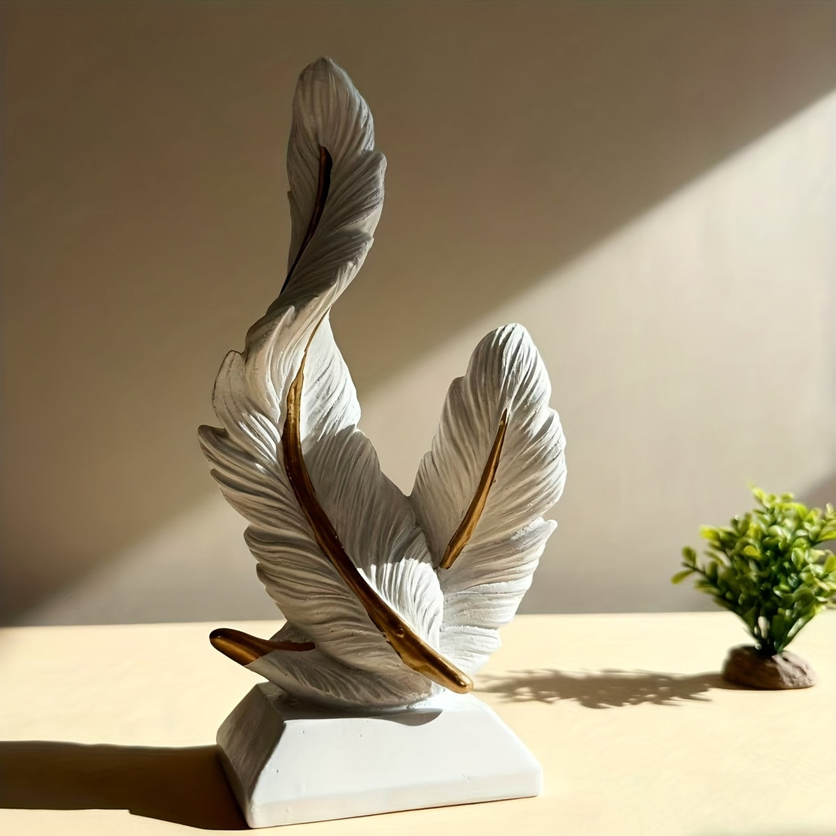 1 Peça de Ornamento de Resina de Pena de Alta Qualidade para Sala de Estar, Entrada ou Sala de Modelo, Decoração Suave para Casa Nova ou Presente de Inauguração