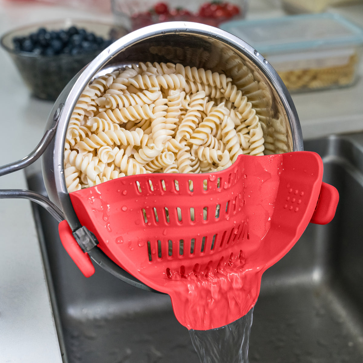 1peça ABERZEY Clip-On Strainer para Panelas e Tabuleiros - Peneira de Cozinha de Plástico Durável para Massas, Carne, Vegetais, Frutas - Drenagem Fácil e Design Compacto, Peneira para Massas, Preparação de Vegetais, Utensílios de Cozinha Modernos, Drenagem Eficiente