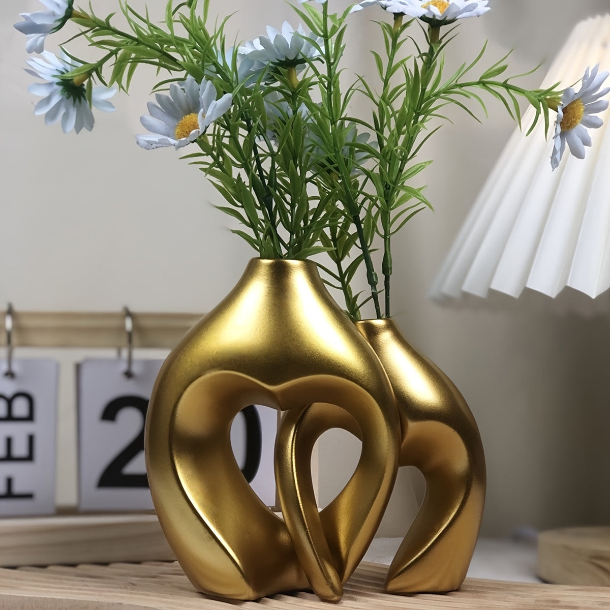 Conjunto de 2 Vasos Decorativos de Arte Geométrica - Uma Escolha Ideal para Arranjos Florais em Dourado, Preto e Branco.