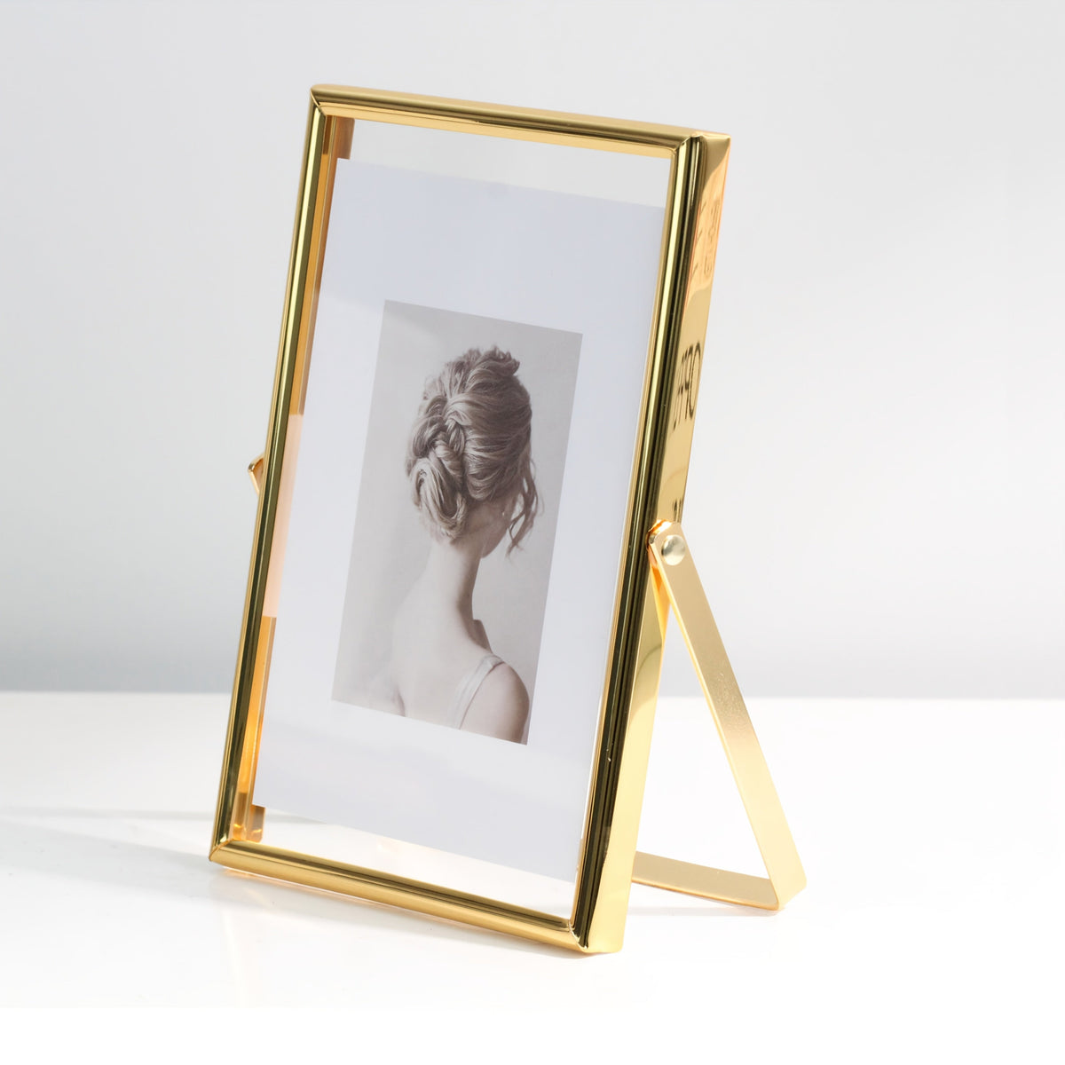 Porta-retratos de Vidro Flutuante Dourado Estilo Instagram em Tamanho de 6, 7 e 25.4 cm com Estrutura de Ferro e Metal Giratória, Ideais para Fotos Retrato ou Como Presentes Festivos
