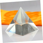 Apanhador de Sol Prisma Arco-Íris em Forma de Pirâmide - Uma Peça de Decoração Versátil para Casa Feita de Vidro, Adequada para Quartos, Escritórios e Secretárias.