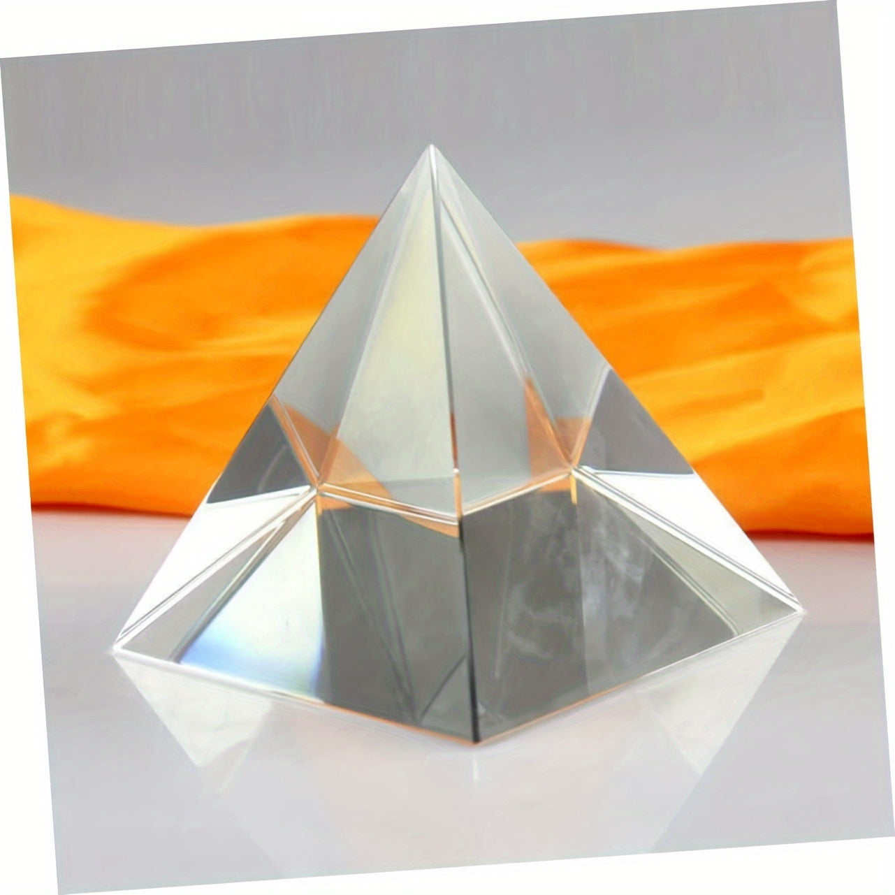 Apanhador de Sol Prisma Arco-Íris em Forma de Pirâmide - Uma Peça de Decoração Versátil para Casa Feita de Vidro, Adequada para Quartos, Escritórios e Secretárias.