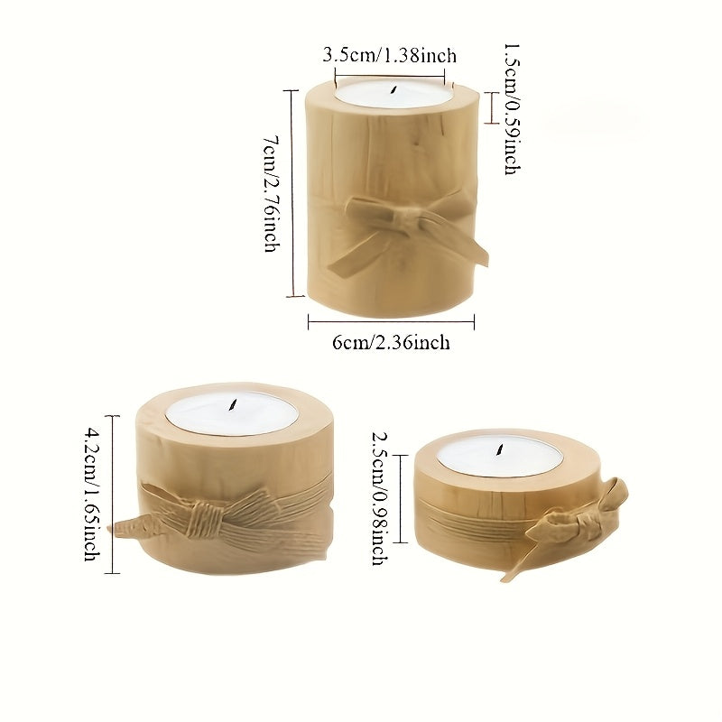 Um conjunto de três peças de artesanato em madeira, em três tamanhos diferentes, adornadas com laços, podem servir como artigos multifuncionais, como candelabros ou vasos de flores. São atraentes e práticas, tornando-as adequadas para decorar casas, restaurantes.