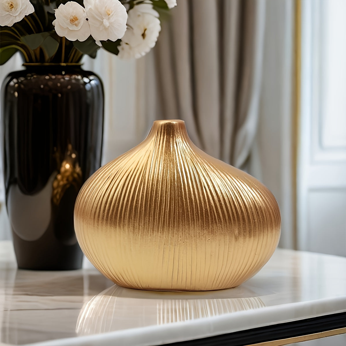 Uma Vaso de Resina Dourado às Riscas Deslumbrante, um Vaso de Flores Cilíndrico Moderno e Luxuoso, Perfeito para Decoração de Casa e Arranjos de Mesa, Não Requer Eletricidade ou Pilhas.
