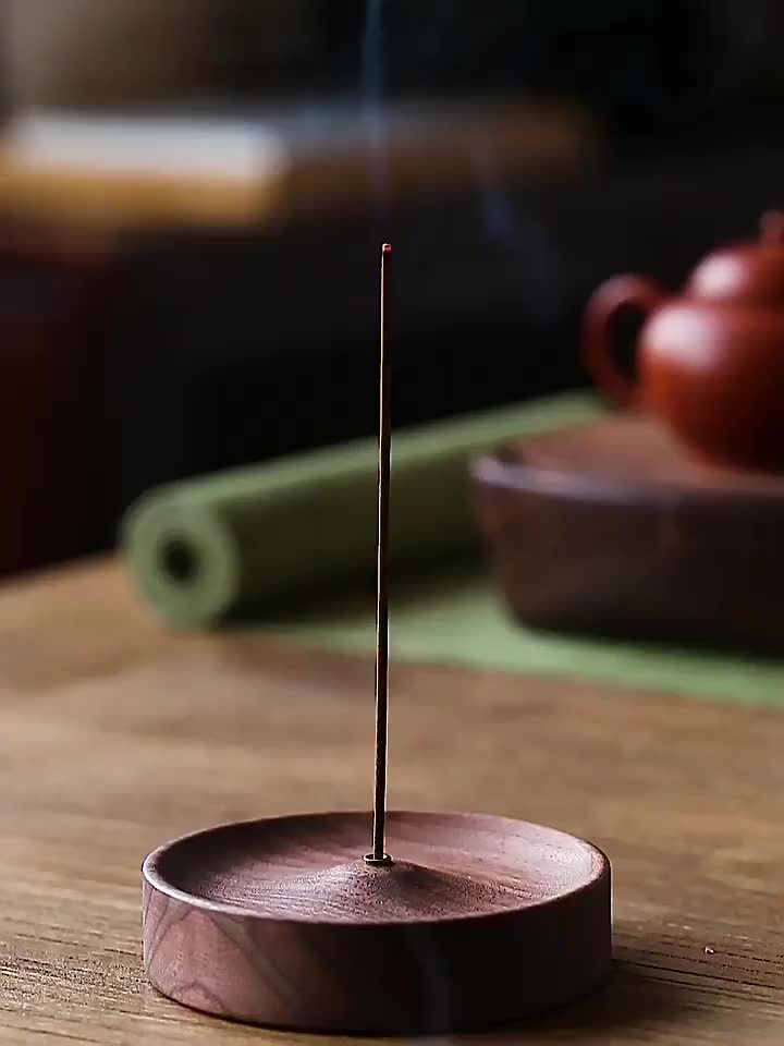 Suporte de Incenso de Madeira com Base Arredondada e Queimador Central - Altar de Meditação Zen Portátil, Compatível com Sândalo e Cedro, Design Minimalista Elegante para Casa, Estúdio de Yoga, Viagem - Difusor Durável e de Queima de Madeira, Suporte Decorativo de Incenso para Sala de Estar, Quarto ou Espaços de Meditação, Artesanal em Madeira Maciça com Base Redonda Resistente e Superfície Lisa para Queima Uniforme, Cascata de Incenso