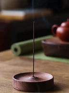Suporte de Incenso de Madeira com Base Arredondada e Queimador Central - Altar de Meditação Zen Portátil, Compatível com Sândalo e Cedro, Design Minimalista Elegante para Casa, Estúdio de Yoga, Viagem - Difusor Durável e de Queima de Madeira, Suporte Decorativo de Incenso para Sala de Estar, Quarto ou Espaços de Meditação, Artesanal em Madeira Maciça com Base Redonda Resistente e Superfície Lisa para Queima Uniforme, Cascata de Incenso