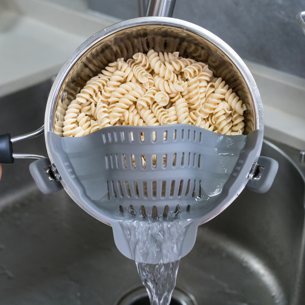 1peça ABERZEY Clip-On Strainer para Panelas e Tabuleiros - Peneira de Cozinha de Plástico Durável para Massas, Carne, Vegetais, Frutas - Drenagem Fácil e Design Compacto, Peneira para Massas, Preparação de Vegetais, Utensílios de Cozinha Modernos, Drenagem Eficiente