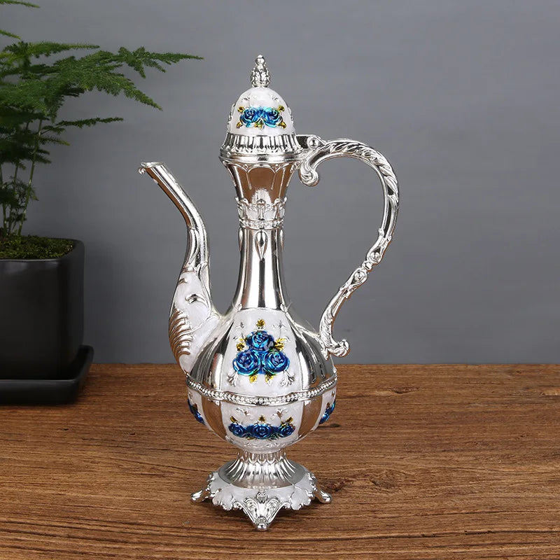Conjunto de Decanter e Taças de Metal Elegante