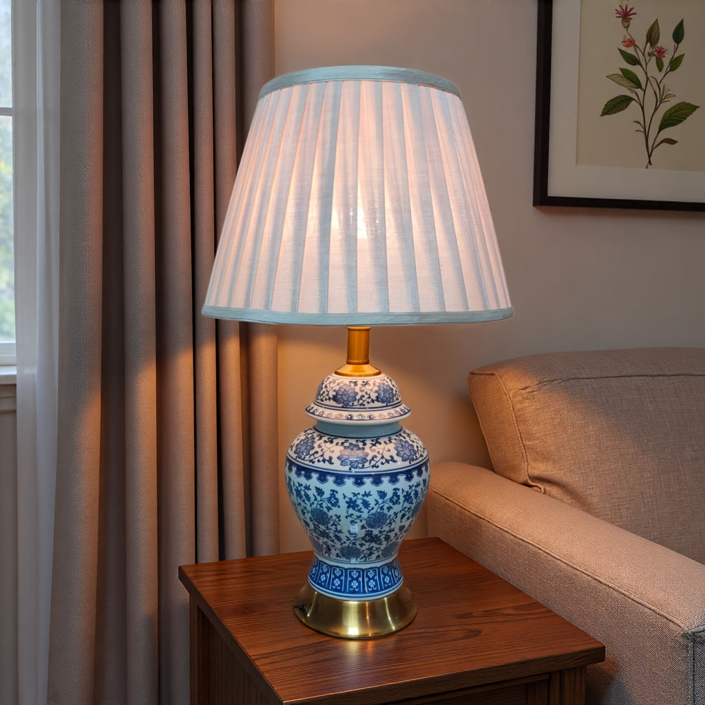 Candeeiro de Mesa Moderno Chinês em Porcelana Azul e Branca - Candeeiro de Cabeceira em Cerâmica Jingdezhen com Cabo Alimentado por USB, Design Elegante Branco e Azul para Sala de Estar, Sofá, Mesa de Cabeceira - Abajur Durável em Tecido e Controlo do Interruptor, Candeeiro de Mesa Para Sala de Estar