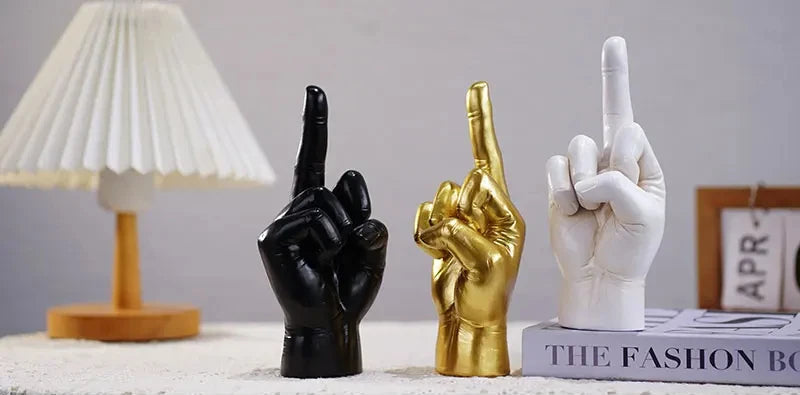 Escultura Gesto Irreverente em Resina