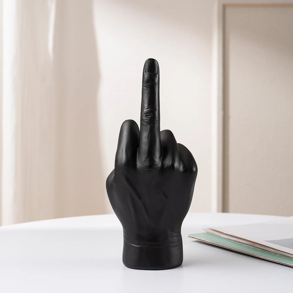 Escultura Gesto Irreverente em Resina