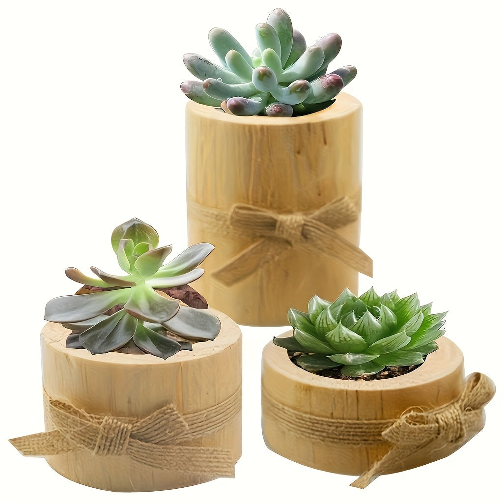Um conjunto de três peças de artesanato em madeira, em três tamanhos diferentes, adornadas com laços, podem servir como artigos multifuncionais, como candelabros ou vasos de flores. São atraentes e práticas, tornando-as adequadas para decorar casas, restaurantes.