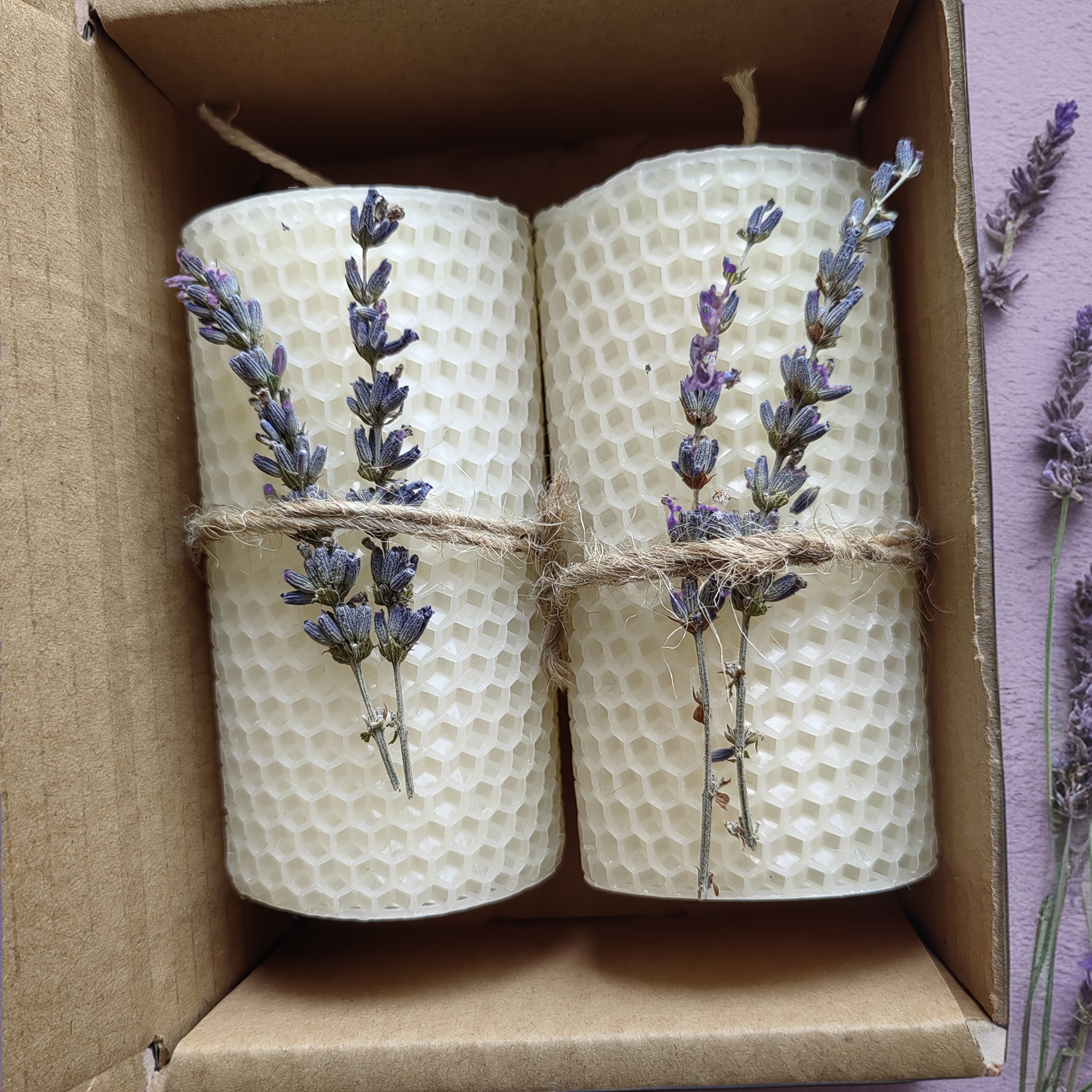 Conjunto de 2 Velas de Cera de Abelha, Velas de Cera de Abelha em Pilar com Aroma de Lavanda, Perfeitas para Presentes, Festas, Rituals e Decoração de Casa