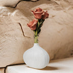 Uma Vaso de Resina Dourado às Riscas Deslumbrante, um Vaso de Flores Cilíndrico Moderno e Luxuoso, Perfeito para Decoração de Casa e Arranjos de Mesa, Não Requer Eletricidade ou Pilhas.
