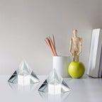 Apanhador de Sol Prisma Arco-Íris em Forma de Pirâmide - Uma Peça de Decoração Versátil para Casa Feita de Vidro, Adequada para Quartos, Escritórios e Secretárias.