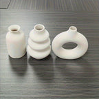 Conjunto de 3 vasos de cerâmica em estilo boémio com designs brancos redondos e torcidos, adornados com arranjos florais naturais. Ideal para decoração de casa, casamentos, salas de estar, quartos e exposições de cafés.
