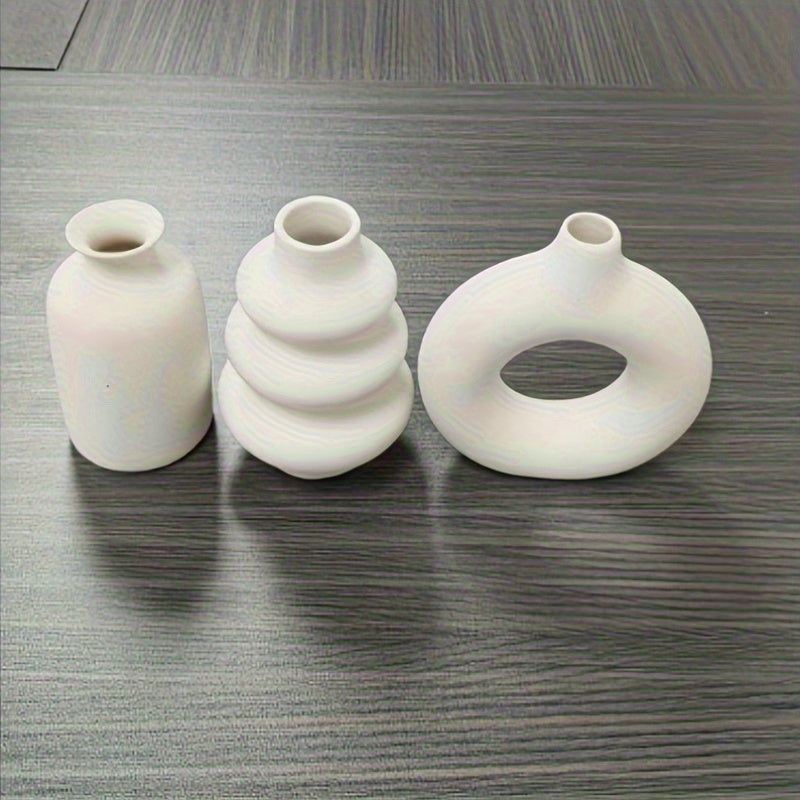Conjunto de 3 vasos de cerâmica em estilo boémio com designs brancos redondos e torcidos, adornados com arranjos florais naturais. Ideal para decoração de casa, casamentos, salas de estar, quartos e exposições de cafés.