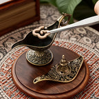 Um Porta Incenso Vintage em Forma de Candeeiro de Metal Vintage, Decorativo para Mesas, Utilizado para Suprimentos de Altar, Representando Presentes Culturais Tradicionais Adequados para Casas, Templos e Salas de Estar. Perfeito para Celebrações como o Halloween.