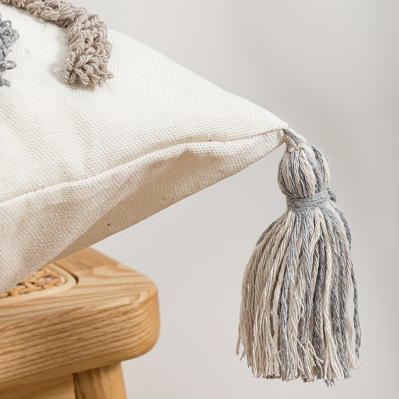 Capa de Almofada Geométrica Quadrada com Estilo Boémio, Apresentando Bordados Aveludados, Adequada para Almofadas de Sala de Estar ou Quarto.