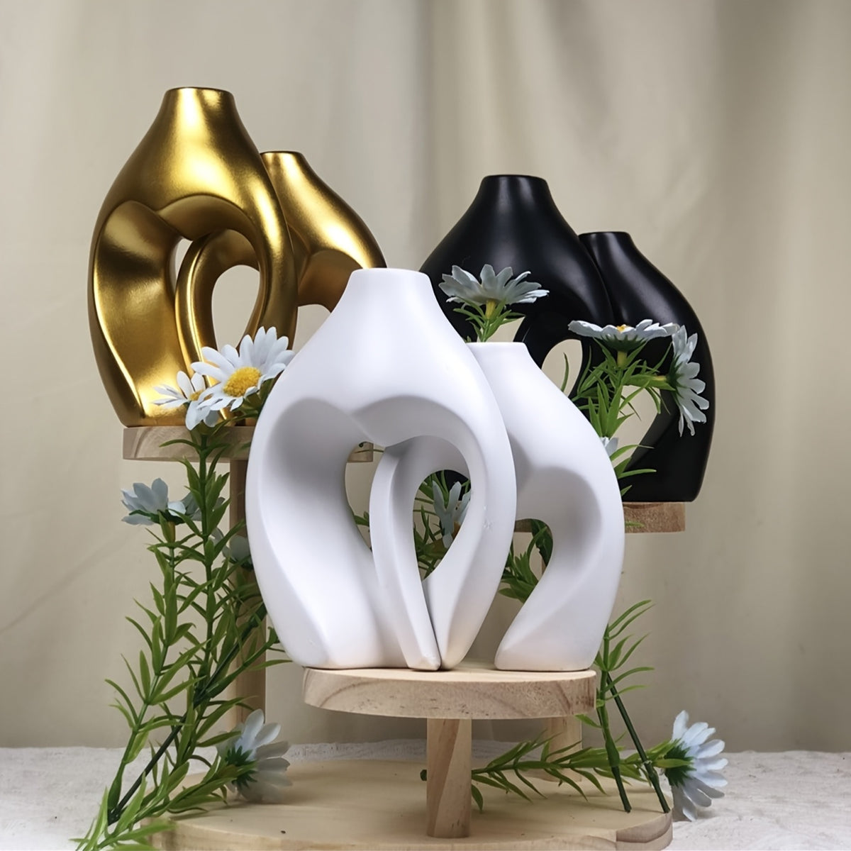Conjunto de 2 Vasos Decorativos de Arte Geométrica - Uma Escolha Ideal para Arranjos Florais em Dourado, Preto e Branco.