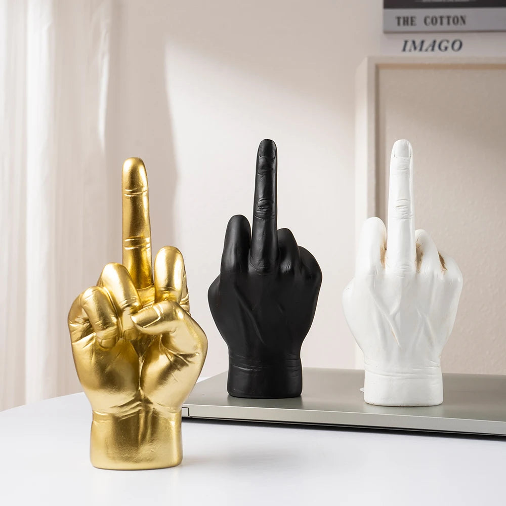 Escultura Gesto Irreverente em Resina