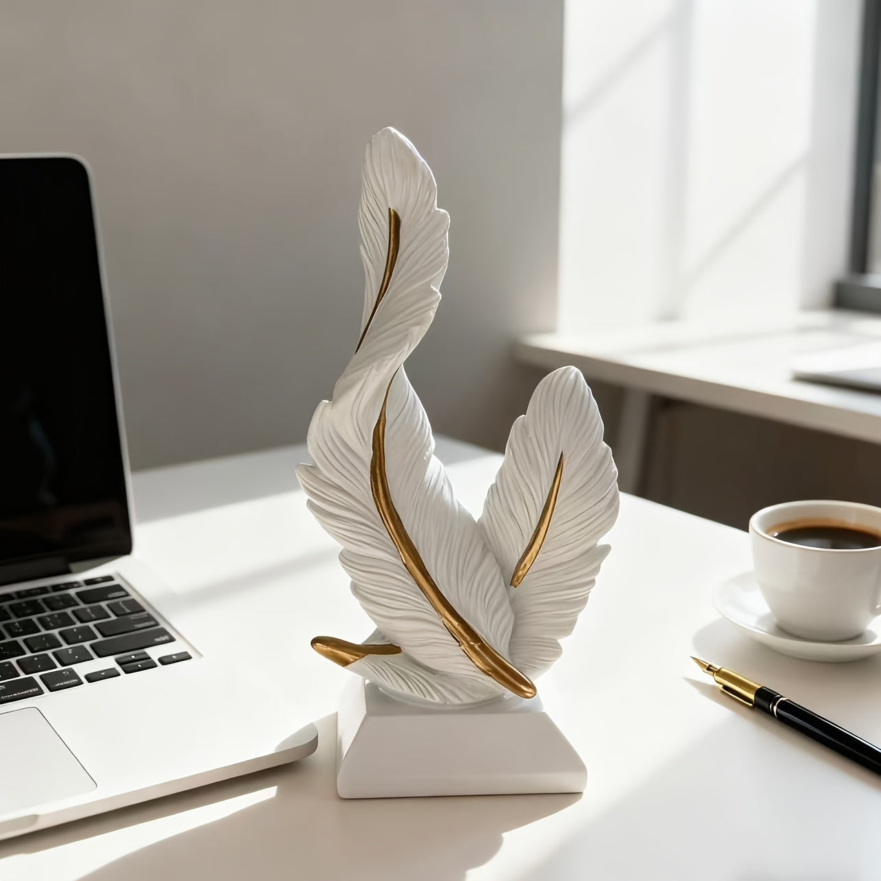 1 Peça de Ornamento de Resina de Pena de Alta Qualidade para Sala de Estar, Entrada ou Sala de Modelo, Decoração Suave para Casa Nova ou Presente de Inauguração