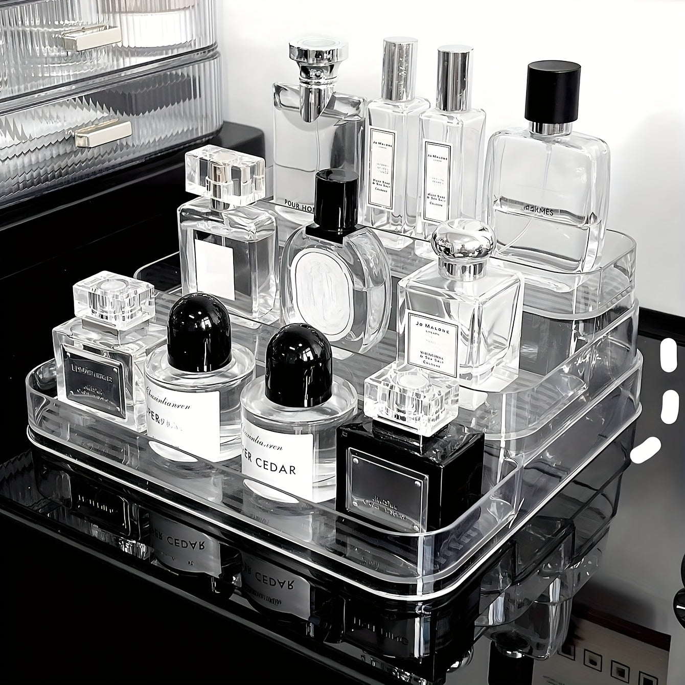 Um Contentor de Arrumação, um Suporte para Palhetas de Guitarra e um Organizador de Maquilhagem Versátil