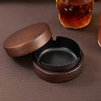 Cinzeiro redondo de madeira sólida com tampa - Material de madeira escura premium, cor de acácia retro, desmontável e fácil de limpar, presente perfeito para pai, clientes de negócios, namorado ou amante, ideal para uso interior em escritórios, cafés, bares, casas noturnas, casas e quintais.