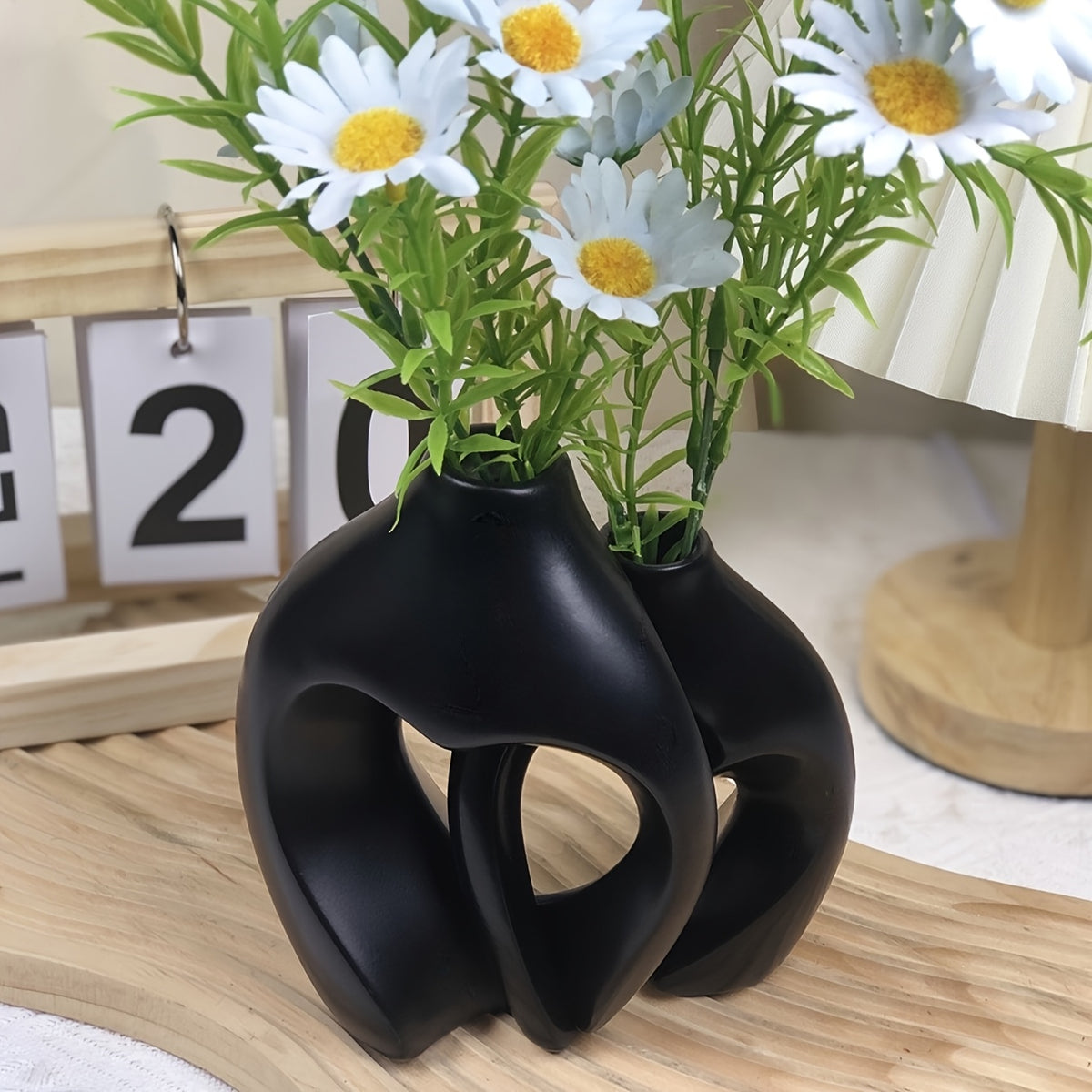 Conjunto de 2 Vasos Decorativos de Arte Geométrica - Uma Escolha Ideal para Arranjos Florais em Dourado, Preto e Branco.