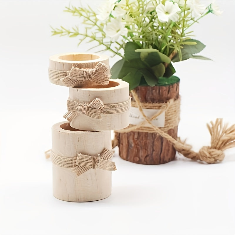 Um conjunto de três peças de artesanato em madeira, em três tamanhos diferentes, adornadas com laços, podem servir como artigos multifuncionais, como candelabros ou vasos de flores. São atraentes e práticas, tornando-as adequadas para decorar casas, restaurantes.
