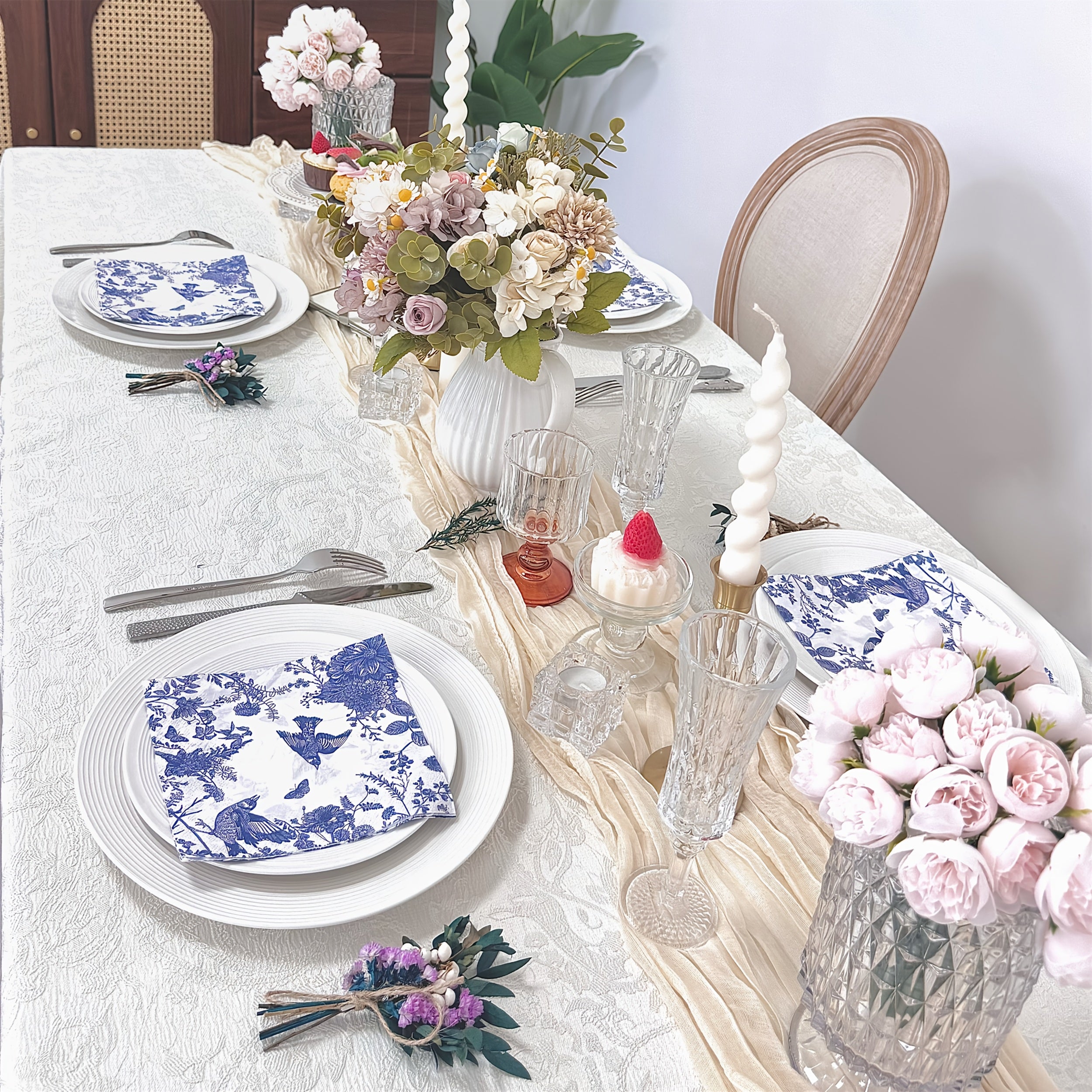 20 unidades de Guardanapos de Papel com Design de Flores e Pássaros Azuis, 33,02x33,02 cm, Toalhas Decorativas de 2 Folhas para Convidados para Casamento, Festa de Aniversário, Uso em Restaurante e Cafeteria para Halloween, Evento de Natal e Suprimentos para Festa Halloween&Natal