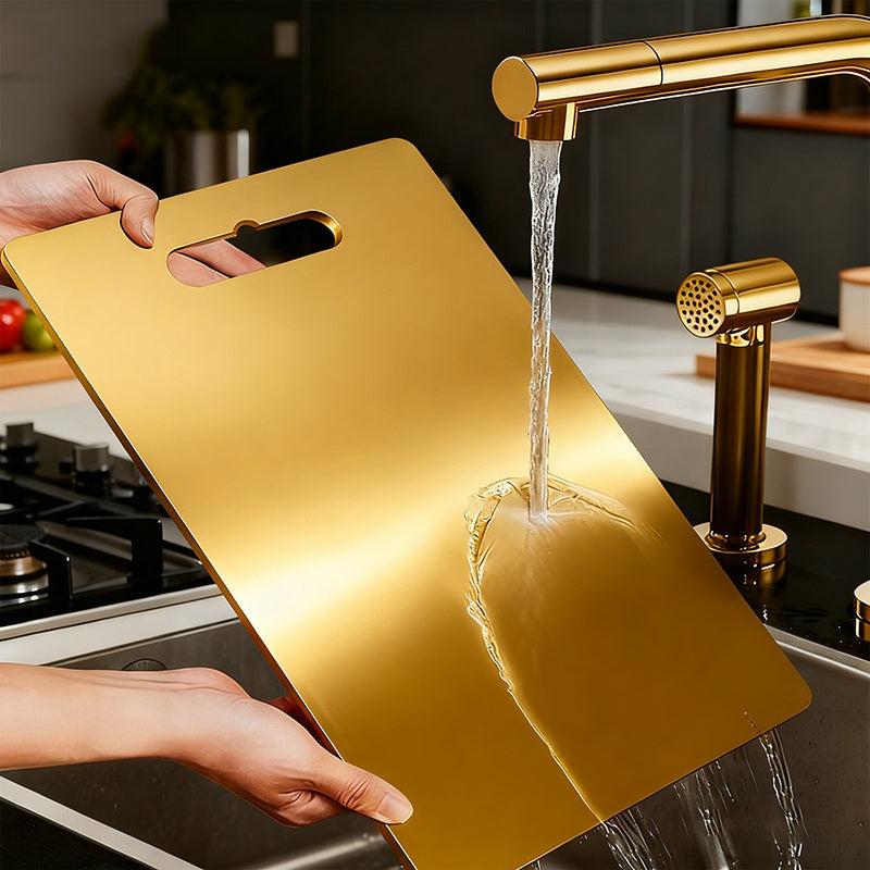 Uma única tábua de corte premium em aço inoxidável, um essencial na cozinha. Esta tábua de metal resistente para picar legumes e frutas é fácil de limpar e construída para durar. Perfeita para campismo e caminhadas, é a opção preferida para os amantes da cozinha.