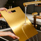 Uma única tábua de corte premium em aço inoxidável, um essencial na cozinha. Esta tábua de metal resistente para picar legumes e frutas é fácil de limpar e construída para durar. Perfeita para campismo e caminhadas, é a opção preferida para os amantes da cozinha.