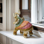 Uma Estátua de Elefante de Estilo Europeu, Feita de Resina, e de Artesanato Requintado, Serve Como Uma Peça Decorativa Única para a Casa, Símbolo de Boa Sorte e Riqueza, Tornando-a um Presente Ideal para Festas de Fim de Ano