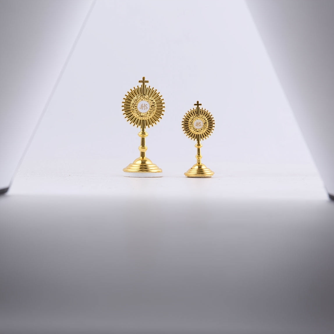 2pcs Golden Catholic Communion Monstrance Statue - Elegant Sacred Table Decor with Cross, Zinc Alloy Construction, Stable Base - for Home, Church, Office - Perfect for Mass, Christmas, Easter, Thanksgiving - Religious Gifts for Catholics, Holiday Table Accent, Ornate Religious Design, Detailed Craftsmanship