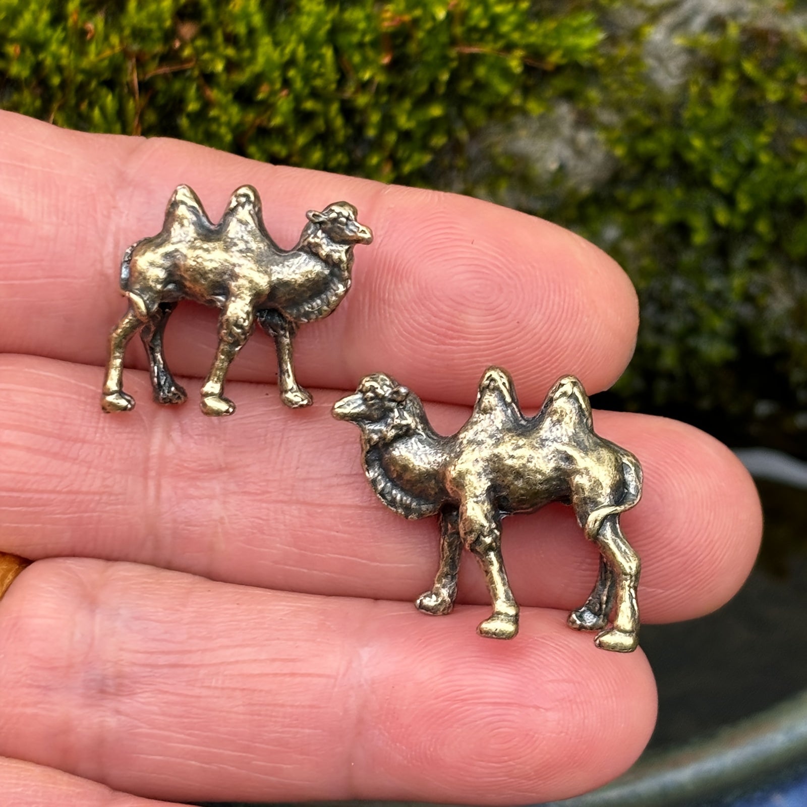 Conjunto de 4, Mini Camelos de Liga de Zinco Cor de Latão Vintage de Alta Qualidade / Camelo de Uma Haste, Pequeno Camelo Tridimensional Redondo Entalhado, Vaso de Flores de Musgo Suculento, Ornamento de Micro-Paisagem para Aquário