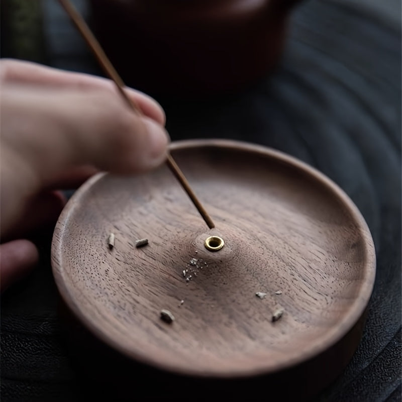 Suporte de Incenso de Madeira com Base Arredondada e Queimador Central - Altar de Meditação Zen Portátil, Compatível com Sândalo e Cedro, Design Minimalista Elegante para Casa, Estúdio de Yoga, Viagem - Difusor Durável e de Queima de Madeira, Suporte Decorativo de Incenso para Sala de Estar, Quarto ou Espaços de Meditação, Artesanal em Madeira Maciça com Base Redonda Resistente e Superfície Lisa para Queima Uniforme, Cascata de Incenso