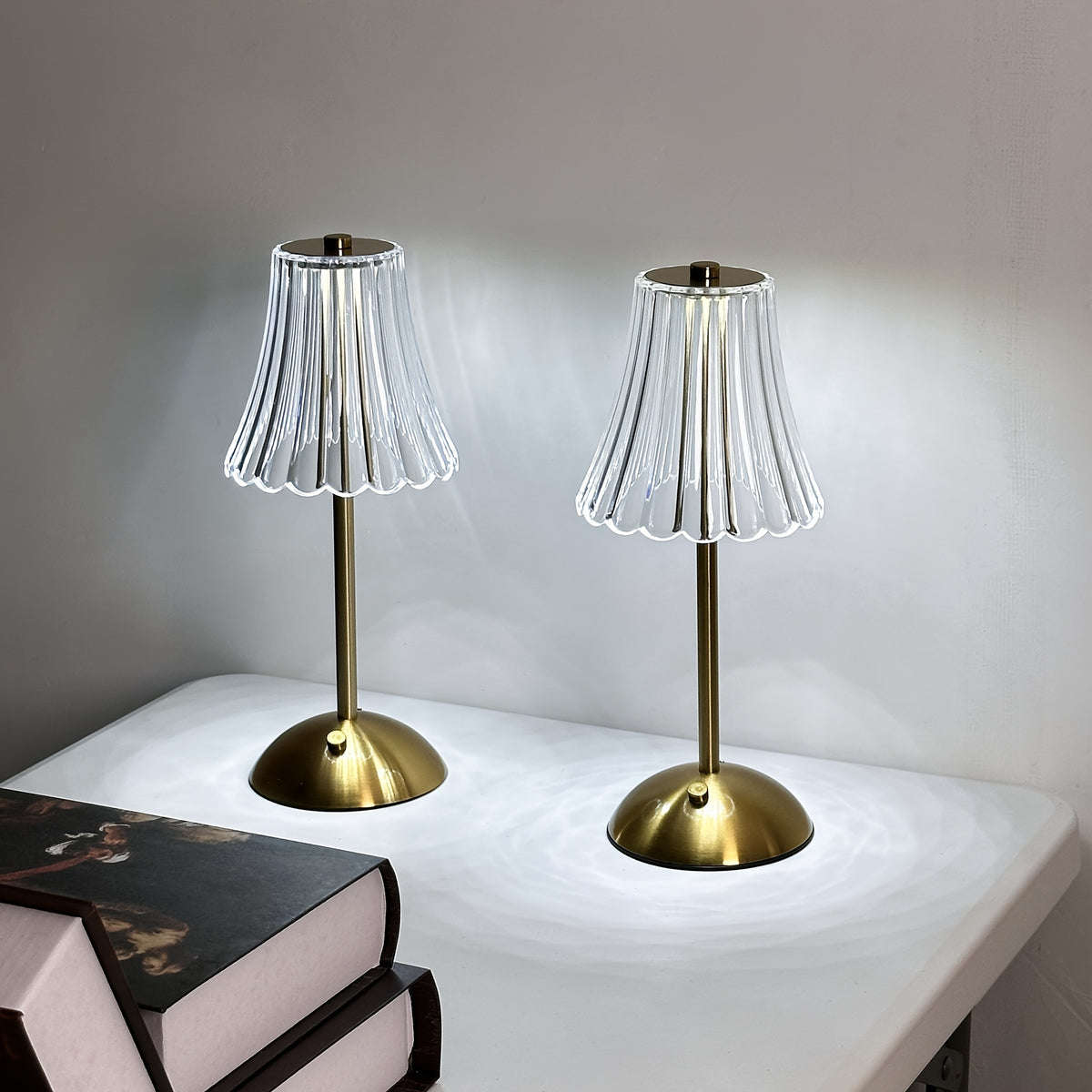 Uma Nova Candeeiro de Mesa USB Recarregável com Sensor Tátil da China, Projetado para Quartos, Apresentando Iluminação Ambiente. Esta Luz Noturna LED Criativa Vem num Conjunto de Dois, Perfeito para Uso Interior